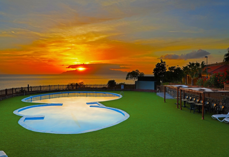 LUXURIOUS PROPERTY IN THE CITY CENTER OF THE ISLAND FOGO - Photo 4