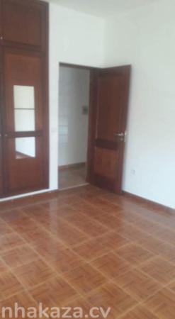 Arrenda-se Apartamento T3 Bem Confortavél
Em Palmarejo , Praia , Santiago
Tipologia: T3WC: 2 - Photo 1