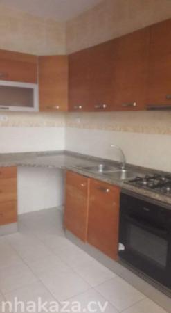 Arrenda-se Apartamento T3 Bem Confortavél
Em Palmarejo , Praia , Santiago
Tipologia: T3WC: 2 - Photo 2