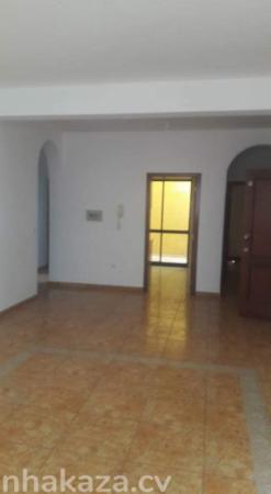 Arrenda-se Apartamento T3 Bem Confortavél
Em Palmarejo , Praia , Santiago
Tipologia: T3WC: 2 - Photo 4