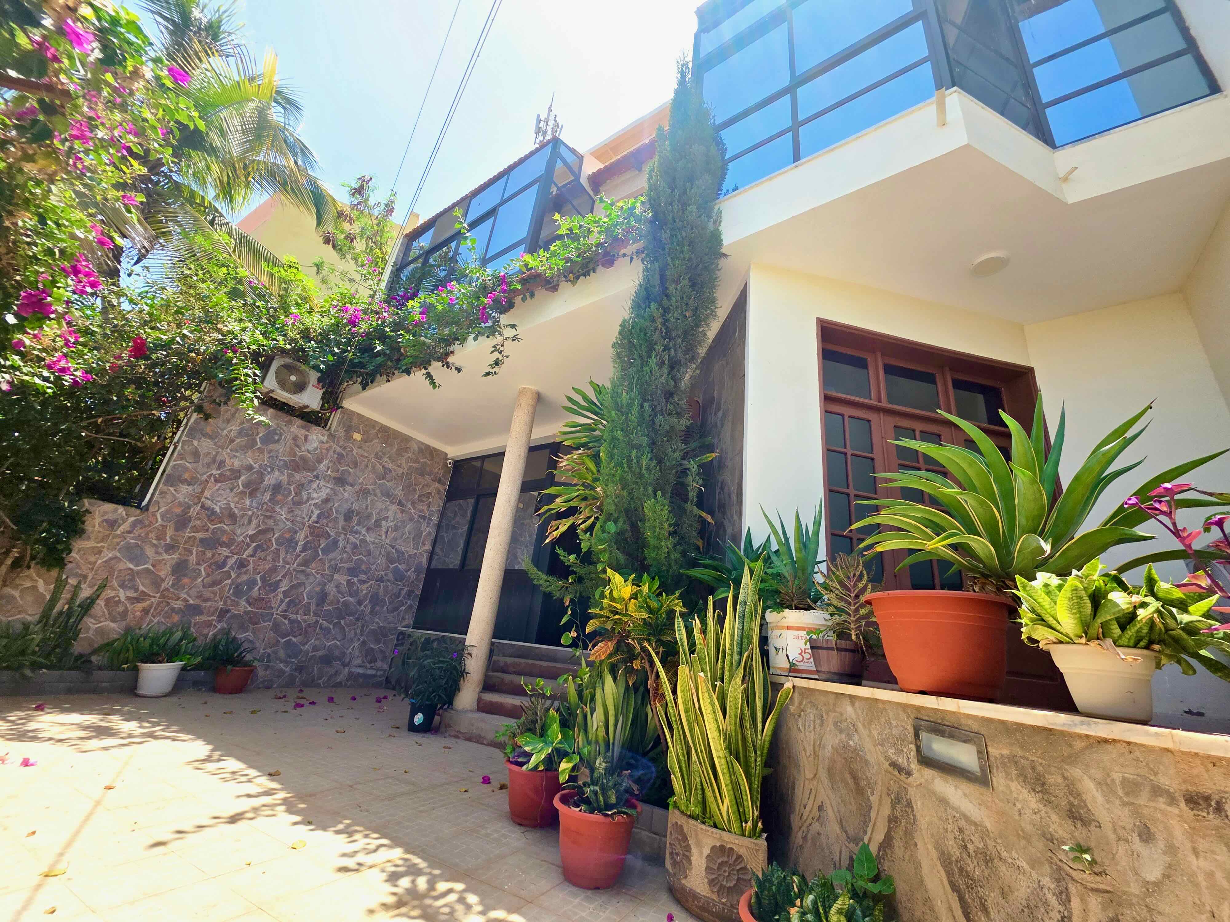 Moradia Espaçosa e Luminosa para Arrendamento em Achada Santo António - Photo 2