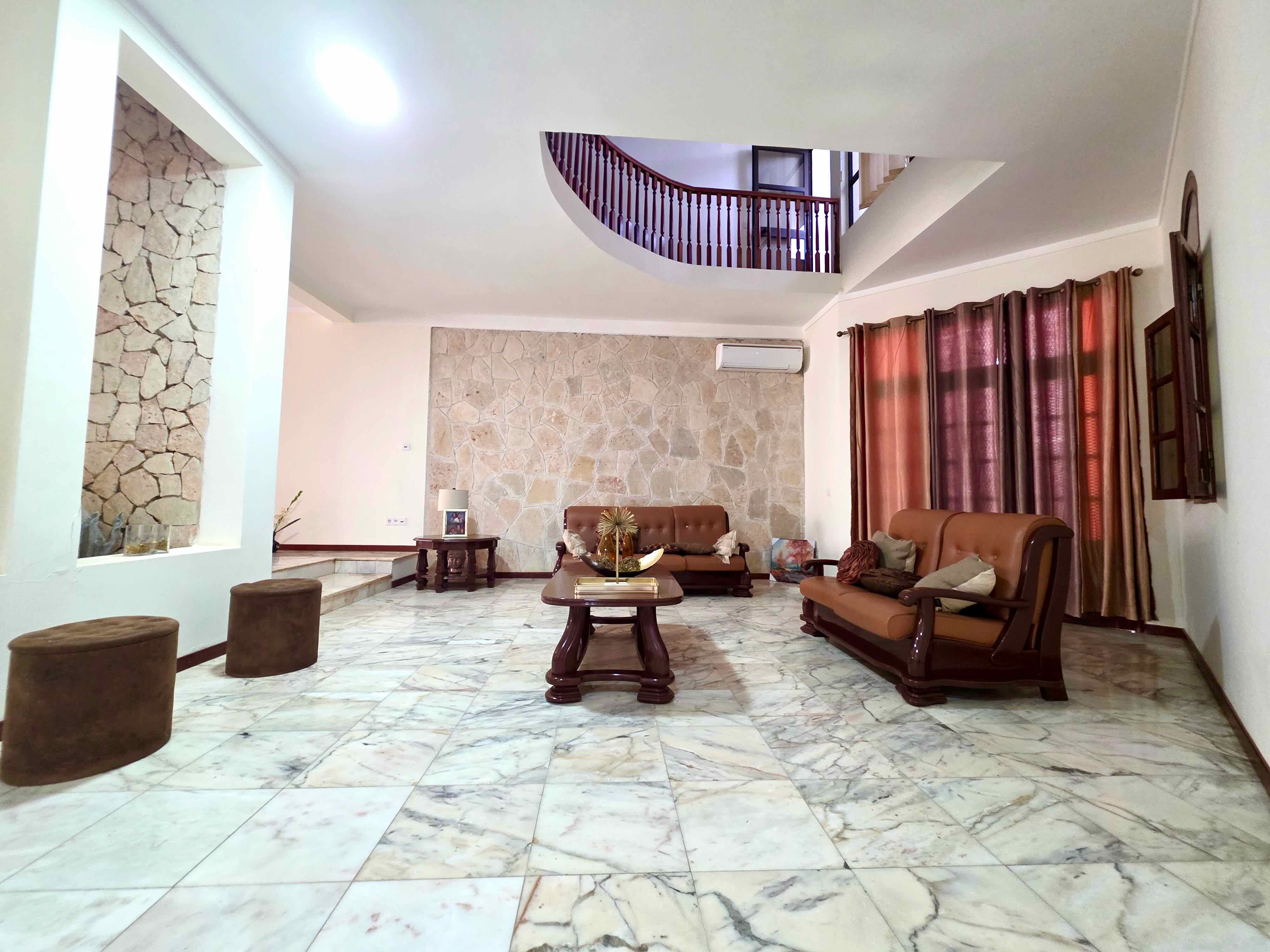 Moradia Espaçosa e Luminosa para Arrendamento em Achada Santo António - Photo 4