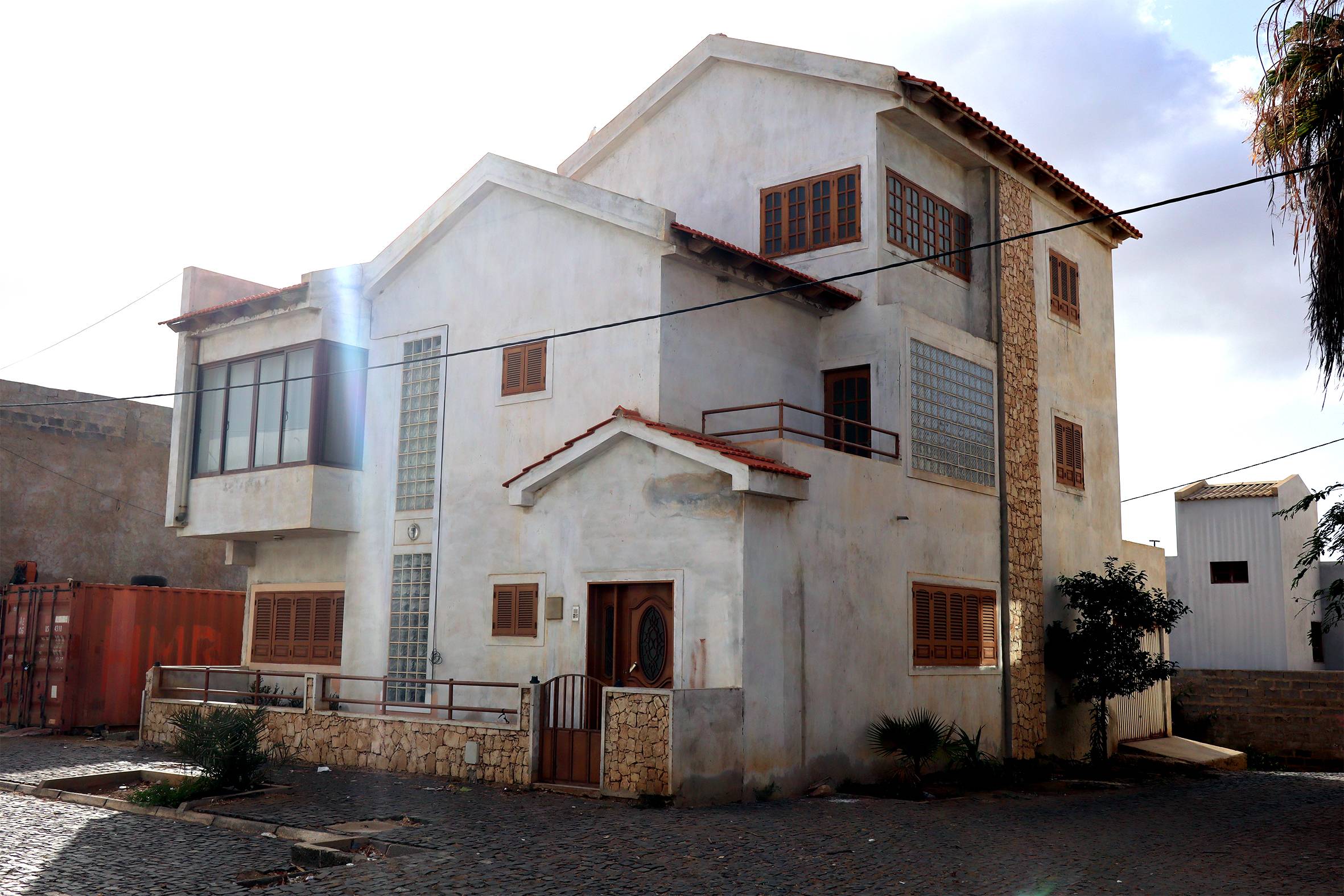 Prédio Urbano - T4 - Espargos