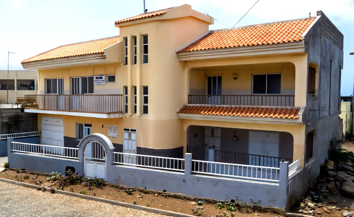 Prédio Urbano 2 pisos - T3 - Tarrafal