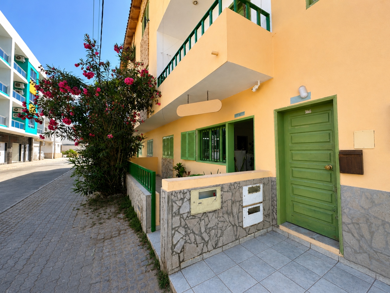 Corner Commercial Space – Studio for Sale in Santa Maria - Photo 2