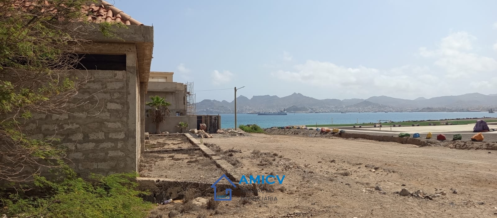 MORADIA COM 9 APARTAMENTOS LAZARETO – 1° LINHA MAR